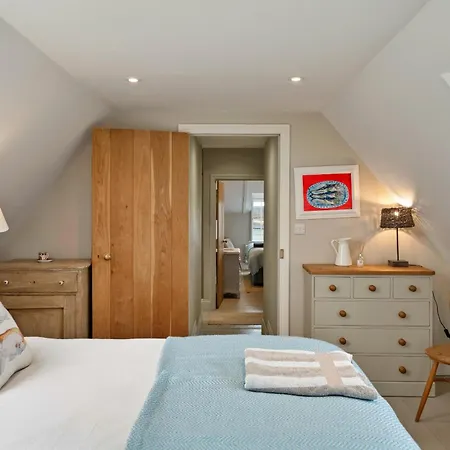 Finest Retreats - St Eval School House